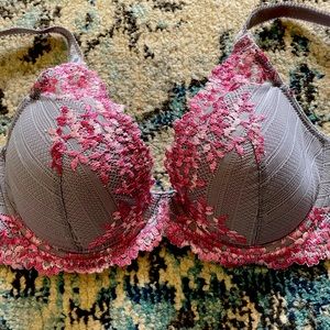 Wacoal Embrace 32DD lace bra